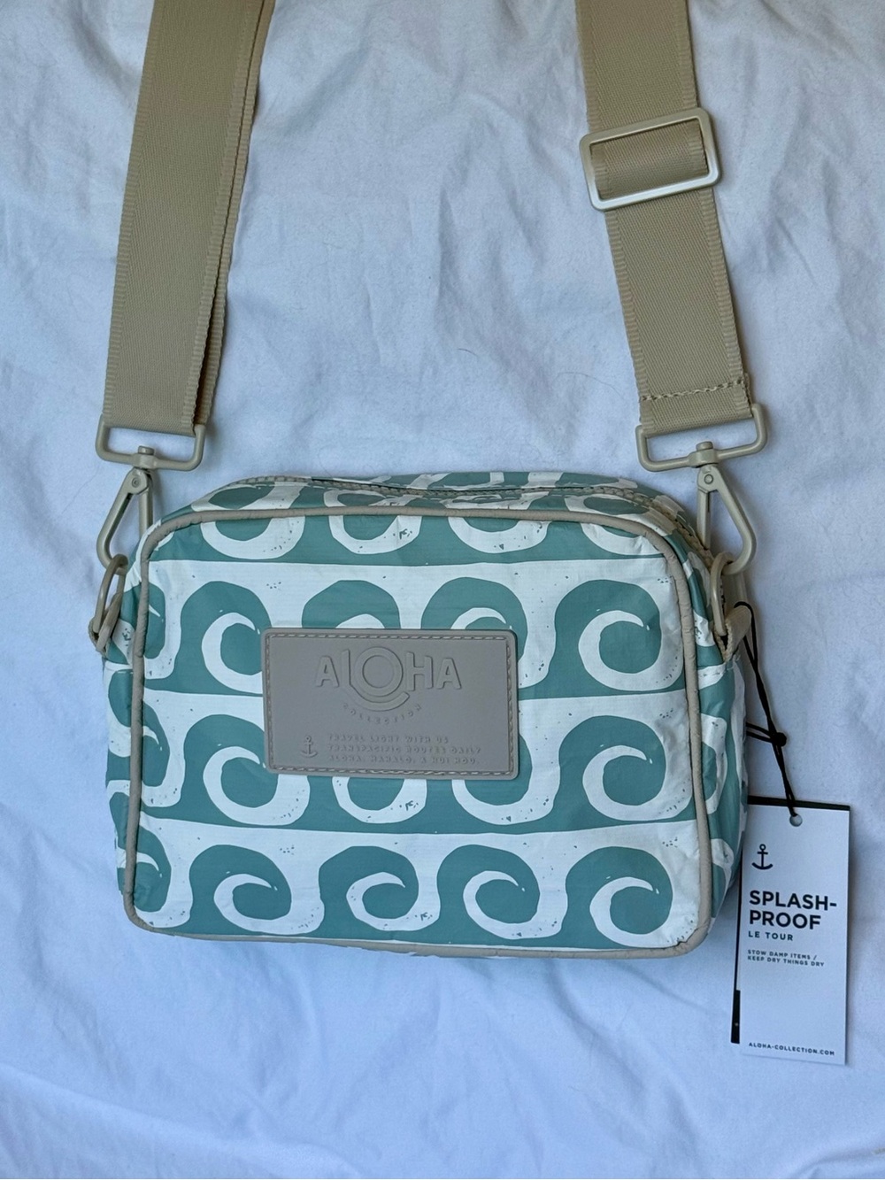 NWT Aloha Collection Party Wave Le Tour Crossbody Bag